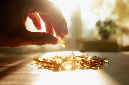 Senioriem normālu D vitamīna līmeni nodrošinās gan saules stari, gan ārsta ieteiktie preparāti. Senioriem normālu D vitamīna līmeni nodrošinās gan saules stari, gan ārsta ieteiktie preparāti.