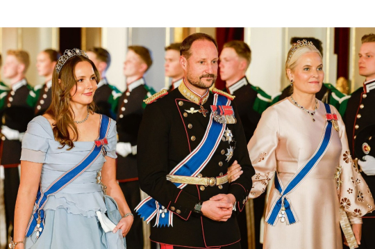 Norvēģijas karalis Hokons VIII, karaliene Mete Mārita (no labās) un kroņprincese Ingrida Aleksandra, kas tagad kļuvusi par troņmantnieci. Norvēģijas karalis Hokons VIII, karaliene Mete Mārita (no labās) un kroņprincese Ingrida Aleksandra, kas tagad kļuvusi par troņmantnieci.