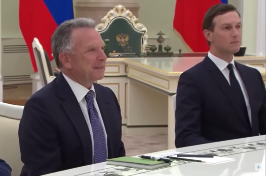 Donalda Trampa īpašais sūtnis Stīvs Vitkofs un Trampa znots Džareds Kušners. Donalda Trampa īpašais sūtnis Stīvs Vitkofs un Trampa znots Džareds Kušners.