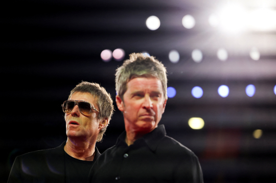 Liams Galahers un Noels Galahers pozē uz sarkanā paklāja, ierodoties uz filmas “Oasis: Don’t Look Back in Anger” seansu 83. Venēcijas starptautiskajā kinofestivālā. Filma iekļauta festivāla ārpuskonkursa programmā. Venēcija, Itālija, 2026. gada 5. septembris.