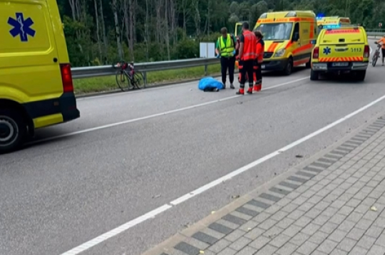 NMPD mediķi pie Siguldas Vienības velobrauciena laikā mirušā dalībnieka.