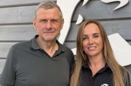 SIA "Lāses AM" saimnieki Dace un Aigars Melderi gan savas, gan Latvijas gaļas lopkopības nozares nākotni redz lielākas pievienotās vērtības produktu ražošanā. Saimnieki ar savu darbu pierādījuši, ka Latvijā var izaudzēt pasaules līmeņa liellopa gaļu. "Visa pamatā ir komandas darbs, aiz katra mūsu veiksmes stāsta stāv mūsu komanda," uzsver Melderi. FOTO: ULDIS GRAUDIŅŠ SIA "Lāses AM" saimnieki Dace un Aigars Melderi gan savas, gan Latvijas gaļas lopkopības nozares nākotni redz lielākas pievienotās vērtības produktu ražošanā. Saimnieki ar savu darbu pierādījuši, ka Latvijā var izaudzēt pasaules līmeņa liellopa gaļu. "Visa pamatā ir komandas darbs, aiz katra mūsu veiksmes stāsta stāv mūsu komanda," uzsver Melderi. FOTO: ULDIS GRAUDIŅŠ