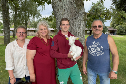 Latvijas kazkopības nozares pamatlicēji – ģimenes uzņēmuma SIA "Līcīši LTD" saimnieki (no kreisās): Līga Marcinkoniene, viņas māte, Latvijas Kazu audzētāju apvienības dibinātāja Māra Liepiņa, dēls Augusts Liepiņš un dzīvesbiedrs Aivars Liepiņš. Augustam rokās trīs mēnešus vecā kaziņa Čiepa.