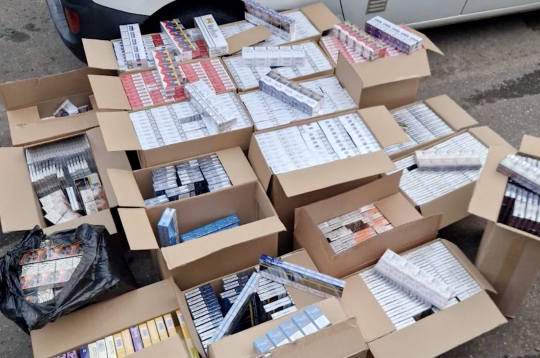Likumsargi Ziepniekkalnā aizturējuši iepriekš sodītu nelegālo cigarešu tirgotāju, kura automašīnās atrasti 847 800 cigarešu bez Latvijas akcīzes markām.