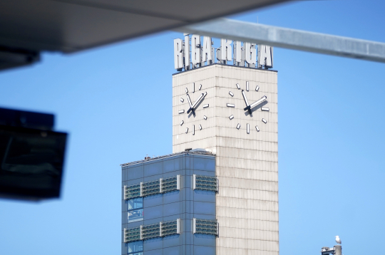 Skats uz Rīgas centrālās stacijas pulksteni no Rīgas Centrālās stacijas dienvidu daļas.