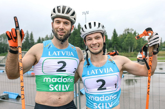 Raimo Vīgants (no kreisās) un Lauris Kaparkalējs – pasaules čempioni komandu sprintā rollerslēpošanā. Raimo tika arī pie zelta masu starta distancē, bet Lauris – pie bronzas individuālajā sprintā.