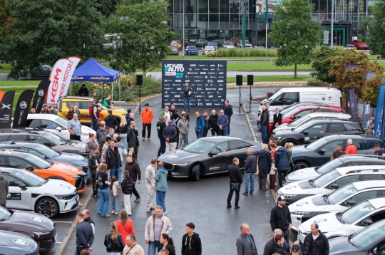 "Spices e-Auto dienā" apmeklētāji varēja apskatīt un izmēģināt vairāk nekā 30 elektroauto modeļus.