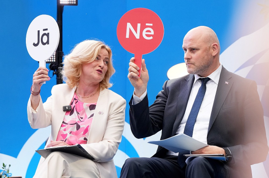 Premjers Andris Kulbergs nesen saķērās ar Nacionālo apvienību jautājumā par imigrācijas ierobežošanas plānu, savukārt pret NA līderes, izglītības un zinātnes ministres Ilzes Indriksones aktivitātēm iebildumi bijuši citiem koalīcijas partneriem – "Jaunajai Vienotībai" un ZZS.