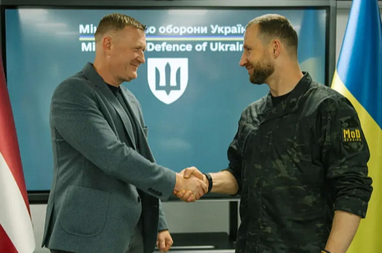 Latvijas aizsardzības ministrs Raivis Melnis (no kreisās) kopā ar Ukrainas kolēģi Evgeņiju Khmaru tikās 29. augustā un vienojās par steidzamām piegādēm no Latvijas.