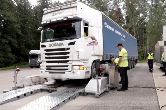 CSDD reidos pārbauda smagās automašīnas. CSDD reidos pārbauda smagās automašīnas.