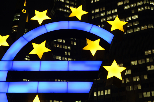 Eiro simbols pie Eiropas Centrālās bankas ēkas Frankfurtē.