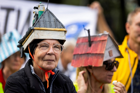 Berlīnē šā gada 5. septembrī notika protesta akcija ar saukli "Īre un mājoklis ir galvenie vēlēšanu jautājumi". Berlīnē šā gada 5. septembrī notika protesta akcija ar saukli "Īre un mājoklis ir galvenie vēlēšanu jautājumi".