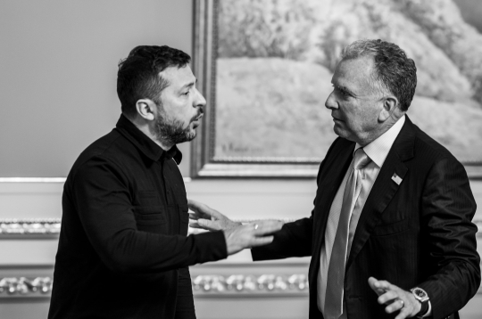 ASV īpašais sūtnis Stīvs Vitkofs un Džareds Kušners 2026. gada 6. septembrī, Marijas pilī Kijivā tiekas ar Ukrainas prezidentu Volodimiru Zelenski. ASV īpašais sūtnis Stīvs Vitkofs un Džareds Kušners 2026. gada 6. septembrī, Marijas pilī Kijivā tiekas ar Ukrainas prezidentu Volodimiru Zelenski.