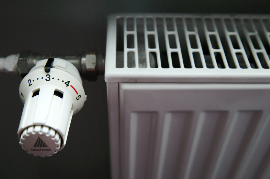 Radiatoru termoregulators, apkure. Ilustratīvs attēls.