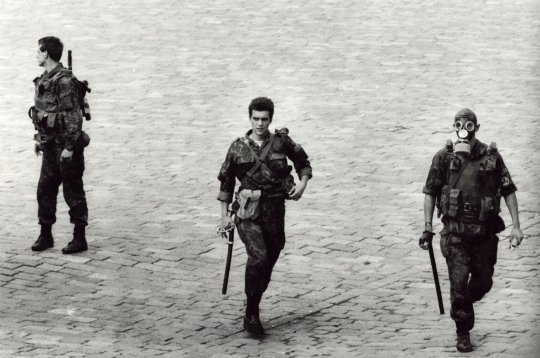 Rīgas pilsētas Iekšlietu pārvaldes speciālo uzdevumu milicijas vienības Omon kaujinieki Rīgā, Doma laukumā, 1991. gada augusta puča dienās.