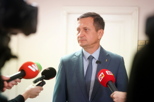 Zaļo un zemnieku savienības valdes priekšsēdētājs, Saeimas deputāts Armands Krauze pēc valdes tikšanās sniedz medijiem skaidrojumu par Reiņa Uzulnieka atsaukšanu no labklājības ministra amata par braukšanu pie stūres stiprā reibumā.