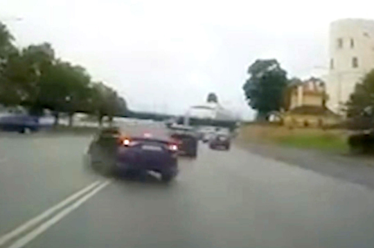 Spriežot pēc video kadriem, izskatās, ka vadītājam zīmes un līnijas vispār neinteresē. Spriežot pēc video kadriem, izskatās, ka vadītājam zīmes un līnijas vispār neinteresē.