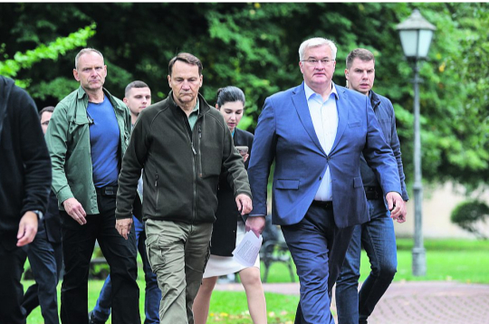 Polijas ārlietu ministrs Radoslavs Sikorskis (priekšplānā no kreisās), svētdien Kijivā tiekoties ar Ukrainas kolēģi Andriju Sibihu, atzina, ka Krievijas dronu trieciens "dažus simtus metru" no Polijas robežas ir drauds arī Polijai. Polijas ārlietu ministrs Radoslavs Sikorskis (priekšplānā no kreisās), svētdien Kijivā tiekoties ar Ukrainas kolēģi Andriju Sibihu, atzina, ka Krievijas dronu trieciens "dažus simtus metru" no Polijas robežas ir drauds arī Polijai.