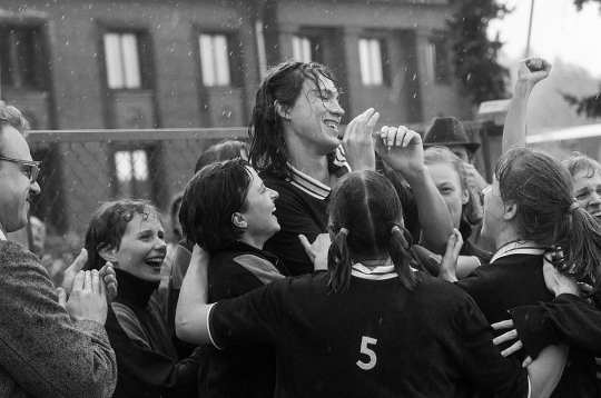 Kārlis Arnolds Avots (centrā) filmā spēlē pusaudzi Uļjanu Semjonovu, kura pamazām ielaužas basketbola spēlē. Kārlis Arnolds Avots (centrā) filmā spēlē pusaudzi Uļjanu Semjonovu, kura pamazām ielaužas basketbola spēlē.