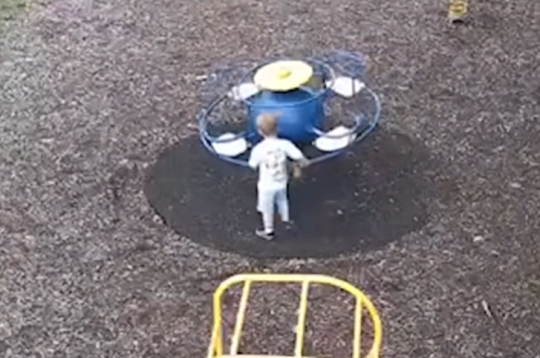 Noa Vudss videonovērošanas kameras ierakstā.