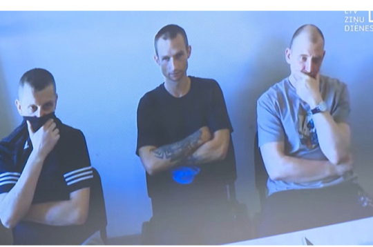 Apsūdzētie Oļegs Sverdlovs, Arnis Jansons, Jurijs Luks atrodas apcietinājumā, tāpēc tiesas procesā piedalās videokonferences režīmā.