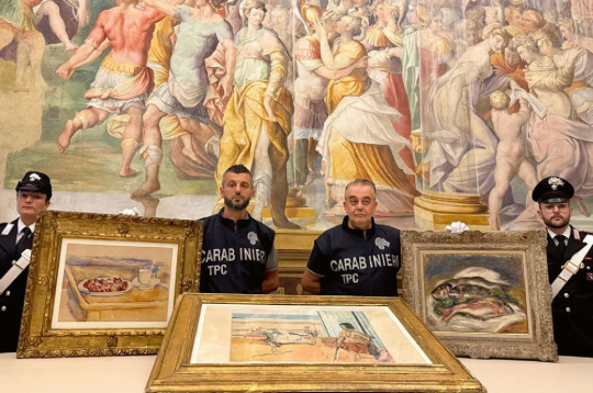 Itālijas policisti ar izcilo mākslinieku Sezāna, Renuāra un Matisa gleznām, ko izdevies atgūt pēc šogad martā Parmas reģionā notikušās laupīšanas. 