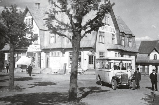 Nams Ogrē, Brīvības ielā 18, kurš šobrīd zināms kā kafejnīcas “Pie zelta liepas” mājvieta. 20. gadsimta 30. gadi.