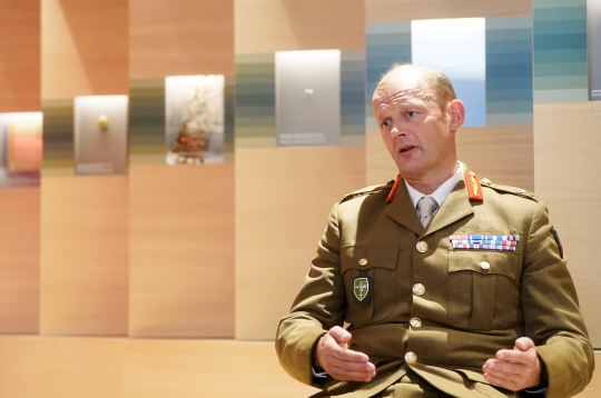 NATO Apvienoto spēku pavēlniecības Brunsumā komandiera vietnieks ģenerālleitnants Džons Mīds (John Mead). NATO Apvienoto spēku pavēlniecības Brunsumā komandiera vietnieks ģenerālleitnants Džons Mīds (John Mead).