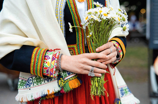 Izšūtās villaines nav tiešā saskarē ar valkātāja miesu, tāpēc tās jātīra daudz retāk nekā lina krekli un vilnas zeķes. Izšūtās villaines nav tiešā saskarē ar valkātāja miesu, tāpēc tās jātīra daudz retāk nekā lina krekli un vilnas zeķes.
