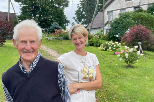 “Mālukalnu” saimnieki – tēvs Andrejs Rubenis un meita Raina Karule – pagalmā uz iebraucamā ceļa. “Mālukalnu” saimnieki – tēvs Andrejs Rubenis un meita Raina Karule – pagalmā uz iebraucamā ceļa.