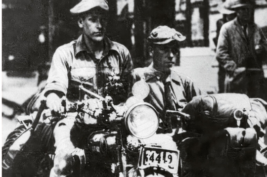 Emanuels Kotuļskis pie stūres un Z. Masļuks blakusvāģī Austrālijā 1931. gadā. Emanuels Kotuļskis pie stūres un Z. Masļuks blakusvāģī Austrālijā 1931. gadā.