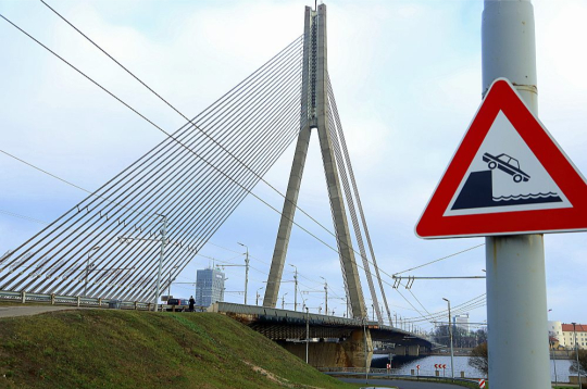 Vanšu tiltu darba dienās šķērsojot aptuveni 55–60 tūkstoši transportlīdzekļu. Vanšu tiltu darba dienās šķērsojot aptuveni 55–60 tūkstoši transportlīdzekļu.