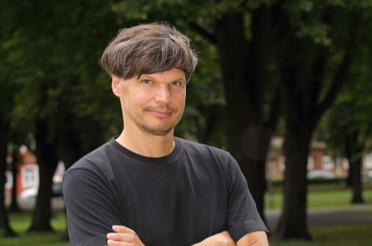 Gatis Šļūka: "Laikam paveicies dzīvē, ka varu joprojām zīmēt karikatūras, un ikdienā iznāk zīmēt diezgan daudz, kaut kas sakrājas un var pareizajā kombinācijā salikt kopā jaunā grāmatā."
