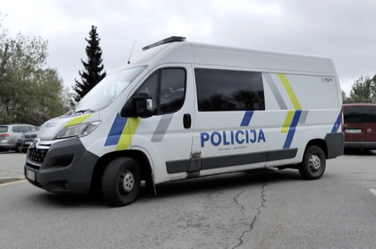 Aizdomās turētajam piemērots apcietinājums.