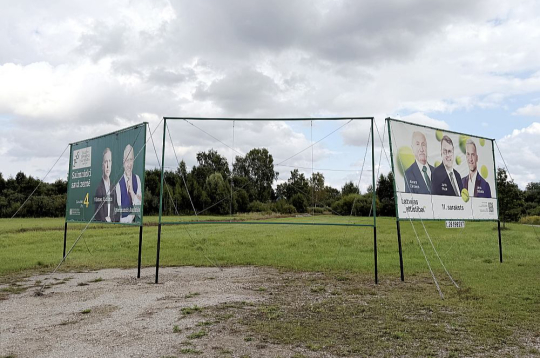 Pirms Saeimas vēlēšanām redzam daudz partiju reklāmu – plakāti ar politiķu sejām uzrunā no ceļmalām, ielu stūriem, ēku fasādēm. Attēlā: priekšvēlēšanu reklāmas Gulbenes novadā. Korupcijas novēršanas un apkarošanas birojs, kas uzrauga priekšvēlēšanu aģitāciju, informējis, ka politiskās organizācijas no 6. jūnija līdz 8. septembrim kopumā noslēgušas līgumus par limitētajiem priekšvēlēšanu aģitācijas izdevumiem 2 115 247,11 eiro apmērā.