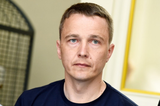 Latvijas Neiroķirurgu biedrības valdes priekšsēdētājs, Rīgas Austrumu klīniskās universitātes slimnīcas neiroķirurgs eksperts, Rīgas Stradiņa universitātes asociētais profesors Kaspars Auslands.