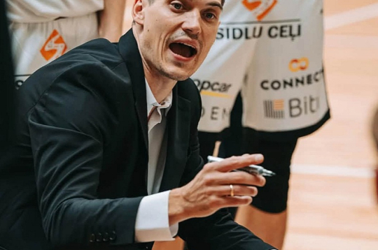 Dāvis Čoders pirmo reizi sezonu sāk galvenā trenera amatā lielajā basketbolā, un viņam tas gods stūrēt čempiones "Valmieras Glass VIA" kuģi. Dāvis Čoders pirmo reizi sezonu sāk galvenā trenera amatā lielajā basketbolā, un viņam tas gods stūrēt čempiones "Valmieras Glass VIA" kuģi.