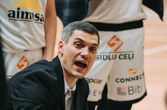 Dāvis Čoders pirmo reizi sezonu sāk galvenā trenera amatā lielajā basketbolā, un viņam tas gods stūrēt čempiones "Valmieras Glass VIA" kuģi. Dāvis Čoders pirmo reizi sezonu sāk galvenā trenera amatā lielajā basketbolā, un viņam tas gods stūrēt čempiones "Valmieras Glass VIA" kuģi.