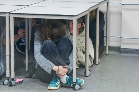 Rīgas 64. vidusskolā skolēni praktiskajās mācībās apgūst rīcību gaisa apdraudējuma gadījumā.