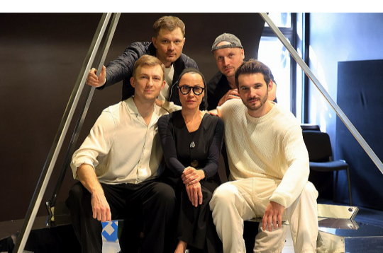Topošā iestudējuma "Trīs musketieri" mēģinājuma pauzē. No kreisās: pirmajā rindā d’Artanjana lomas atveidotājs Konstantīns Ņikuļins, blakus režisore Rēzija Kalniņa un Aramisa atveidotājs Ivans Streļcovs. Aizmugurē stāv (no kreisās) Atosa lomas atveidotājs Volodimirs Gorislavecs un Portosa tēlā iejutīsies Aleksandrs Maļikovs. Topošā iestudējuma "Trīs musketieri" mēģinājuma pauzē. No kreisās: pirmajā rindā d’Artanjana lomas atveidotājs Konstantīns Ņikuļins, blakus režisore Rēzija Kalniņa un Aramisa atveidotājs Ivans Streļcovs. Aizmugurē stāv (no kreisās) Atosa lomas atveidotājs Volodimirs Gorislavecs un Portosa tēlā iejutīsies Aleksandrs Maļikovs.