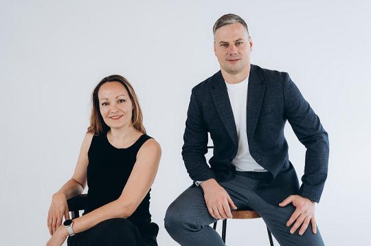 "Pozitīvi vērtējam, ka kosmētikas nozare Latvijā attīstās, tas mums ir labs dzinulis. Taču vietējais tirgus ir ļoti mazs, tāpēc fokusējamies uz eksportu. Mums ir klienti Polijā, ziemeļvalstīs, Itālijā, Lielbritānijā un ASV. Jaunā izejviela, kas tapusi no kafijas biezumiem, jau ir augstu novērtēta arī kafijas lielvalstī Itālijā," ir gandarīti "Alternative Plants" līdzdibinātāji Anna Ramata-Stunda un Mārtiņš Borodušķis.