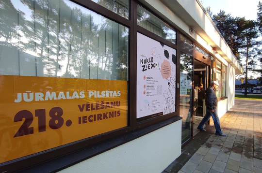 Saeimas vēlēšanu dienā, sestdien, 3. oktobrī, iecirkņi būs atvērti no plkst. 8.00 līdz 20.00. Taču balsošana jau ir sākusies, jo no pirmdienas līdz 2. oktobrim katru dienu noteiktā laikā ir paredzēta iepriekšējā balsošana jeb balss nodošana glabāšanā. Vēlētāji to var darīt jebkurā no 933 vēlēšanu iecirkņiem Latvijā. Otrdien, 29. septembrī, un ceturtdien, 1. oktobrī, balsi nodot var no plkst. 8 līdz 11, trešdien, 30. septembrī, no plkst. 17 līdz 20, bet piektdien, 2. oktobrī, no plkst. 12 līdz 15. Attēlā: vēlēšanu iecirknis Jūrmalā, Kauguros.
