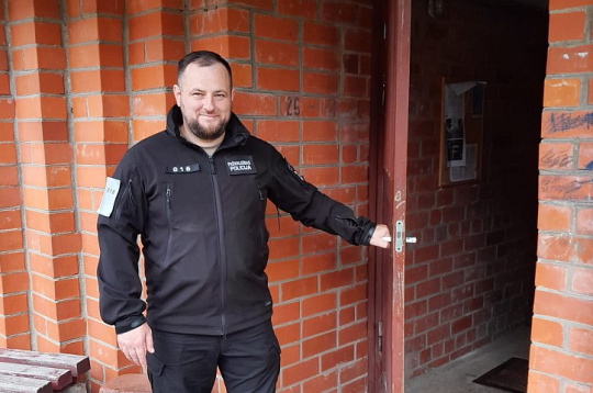 Dienvidkurzemes pašvaldības policists Artūrs Petrausks pie mājas kāpņutelpas, kurā bija iemaldījušies āpsis un ezis.