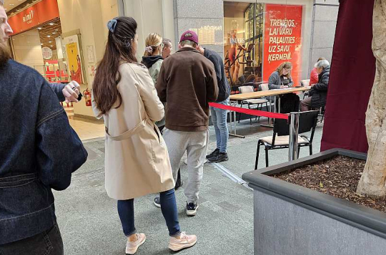 "Galerijā Centrs" Rīgā ierīkotajā vēlēšanu iecirknī cilvēki stāv rindā, lai piedalītos iepriekšējā balsošanā jeb nodotu balsi glabāšanā.