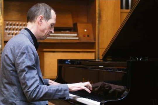 Juris Žvikovs, kurš Latvijā pazīstams kā teju vienīgais Džona Keidža instrumentālo darbu interprets un kura repertuārs sniedzas līdz pat Gundegas Šmites un Dimitra Maronida jaundarbiem, sevi neierobežo ne ar kādām dogmām. 