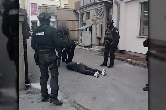 Šauļos notverts Latvijā par slepkavību meklēts vīrietis.
