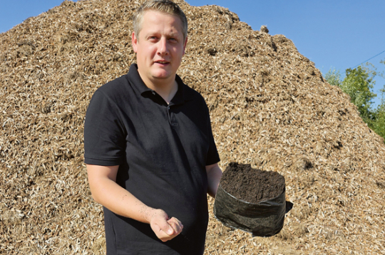 Lazdonas pagasta SIA "Salix Eco" saimnieks Reinis Silups ātraudzīgo kārklu pievienotās vērtības produktu ražošanā Latvijā ticis vistālāk. Viņa izveidoto kārklu kompostu – kūdras aizvietotāju pērk arī Dānijā. Uzņēmums arī piedāvā no kārkliem gatavotu pakaišu biosubstrātu un mulču. Lazdonas pagasta SIA "Salix Eco" saimnieks Reinis Silups ātraudzīgo kārklu pievienotās vērtības produktu ražošanā Latvijā ticis vistālāk. Viņa izveidoto kārklu kompostu – kūdras aizvietotāju pērk arī Dānijā. Uzņēmums arī piedāvā no kārkliem gatavotu pakaišu biosubstrātu un mulču.
