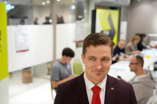 Centrālās vēlēšanu komisijas priekšsēdētājs Māris Zviedris 15. Saeimas vēlēšanu iecirknī Nr. 70 "Galerija Rīga".