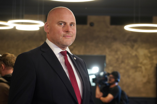 Partiju apvienības "Apvienotais saraksts" līderis, Ministru prezidents Andris Kulbergs sagaida 15. Saeimas vēlēšanu rezultātus "White House" telpās. Partiju apvienības "Apvienotais saraksts" līderis, Ministru prezidents Andris Kulbergs sagaida 15. Saeimas vēlēšanu rezultātus "White House" telpās.