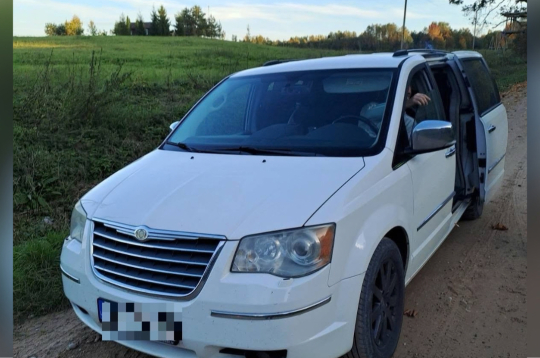 Migrantu pārvadāšanai izmantotais "Chrysler" markas automobilis.